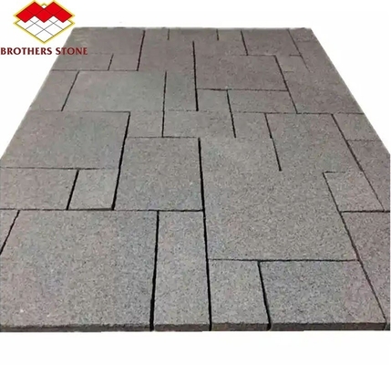 Pièces de pavés naturelles de granit chinois taillées sur mesure pour les parcs extérieurs modernes à Yunfu