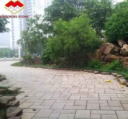 Pièces de pavés naturelles de granit chinois taillées sur mesure pour les parcs extérieurs modernes à Yunfu