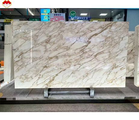 Forme de pierre grande dalle unique veine d'or Calacatta marbre d'or pour le revêtement des murs de l'hôtel