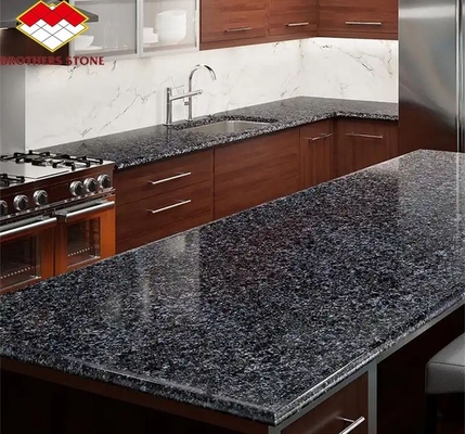 Des comptoirs en granit taillés sur mesure parfaits pour la rénovation de cuisine moderne