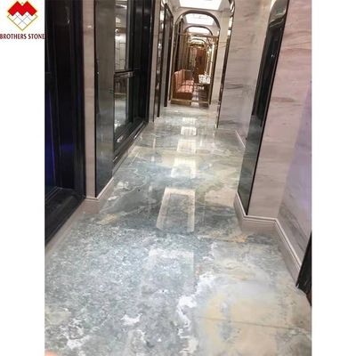 Panneau mural en onyx bleu translucide personnalisable pour le revêtement en marbre bleu