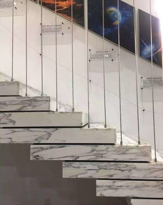 Les escaliers marchent la tuile de dalle de pierre de marbre adaptée aux besoins du client par usine d'étape et de taille de la Chine de canalisations verticales