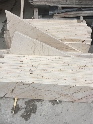 Les escaliers marchent la tuile de dalle de pierre de marbre adaptée aux besoins du client par usine d'étape et de taille de la Chine de canalisations verticales