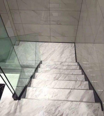 Les escaliers marchent la tuile de dalle de pierre de marbre adaptée aux besoins du client par usine d'étape et de taille de la Chine de canalisations verticales