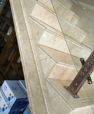 Les escaliers marchent la tuile de dalle de pierre de marbre adaptée aux besoins du client par usine d'étape et de taille de la Chine de canalisations verticales