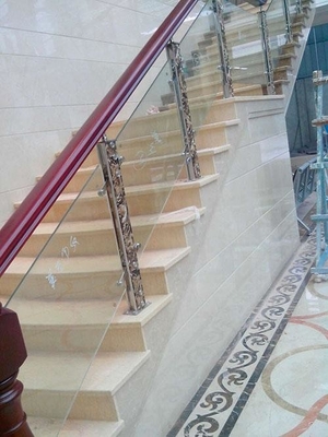 Les escaliers marchent la tuile de dalle de pierre de marbre adaptée aux besoins du client par usine d'étape et de taille de la Chine de canalisations verticales