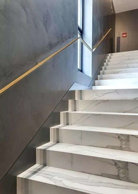 Les escaliers marchent la tuile de dalle de pierre de marbre adaptée aux besoins du client par usine d'étape et de taille de la Chine de canalisations verticales