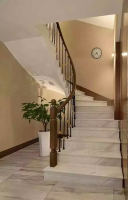 Les escaliers marchent la tuile de dalle de pierre de marbre adaptée aux besoins du client par usine d'étape et de taille de la Chine de canalisations verticales
