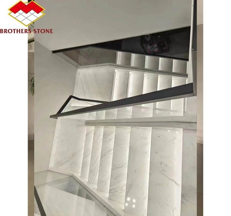 Escaliers modernes en marbre blanc poli Carreaux de pierre naturelle taillés à la taille pour la décoration intérieure