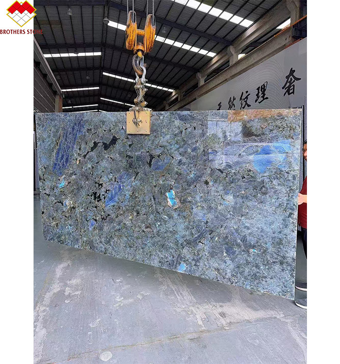 La labradorite bleue brillante est taillée sur mesure sur le comptoir et la table de l' île.