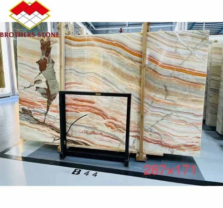 Des dalles de pierre de marbre en onyx taillées sur mesure, parfaites pour la décoration de la maison et la table du salon.