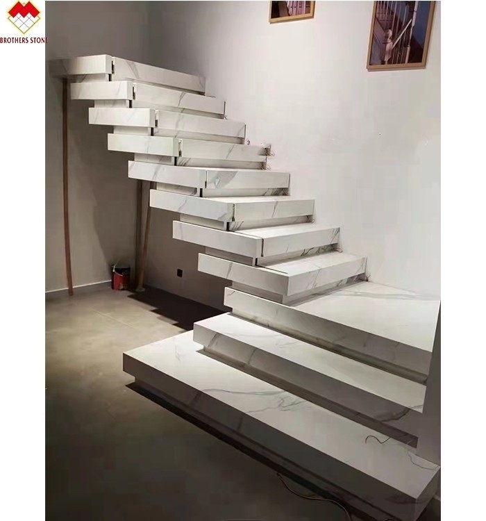 Escalier en dalles minces en porcelaine réalisé avec une finition de surface polie ou mate sur mesure