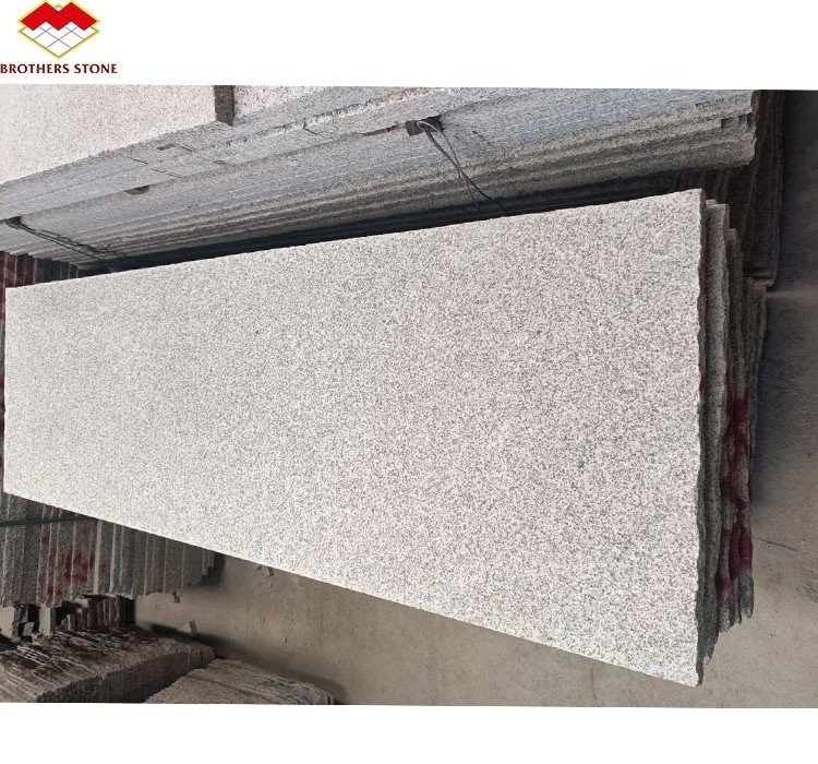Granit chinois de luxe en extérieur blanc granit coupé à la taille des dalles flammées pour les étages de plancher